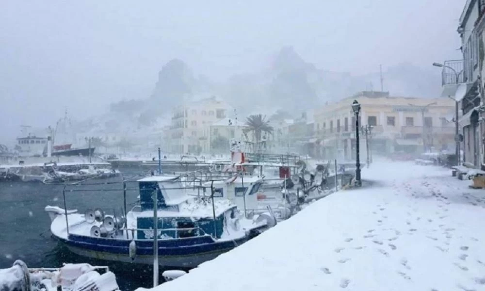 Καϊκι περνάει μέσα από μια χιονοθύελλα κατά τη διάρκεια της νύχτας